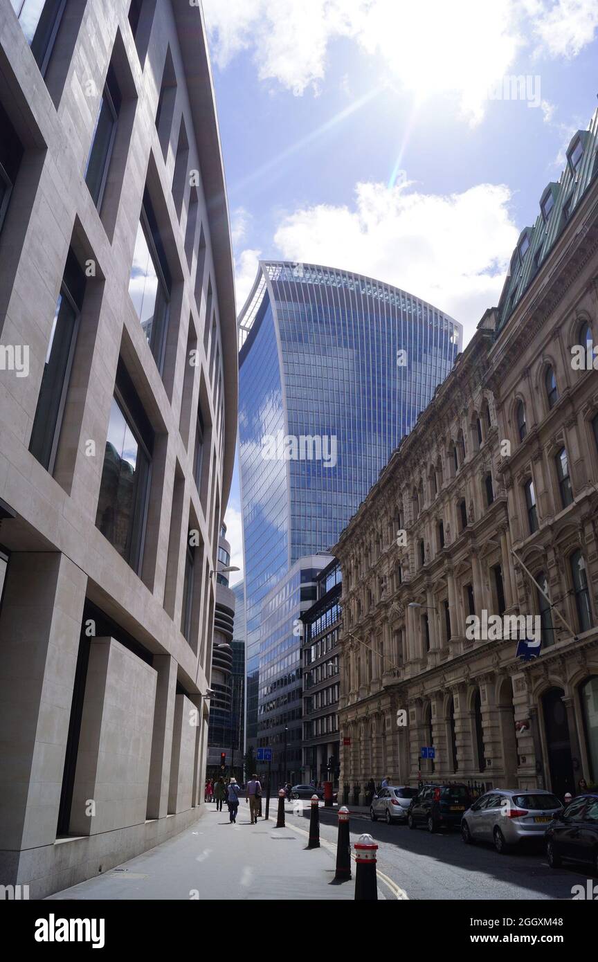 Blick auf die Lombard Street und das Walkie Talkie-Gebäude in der City of London Stockfoto