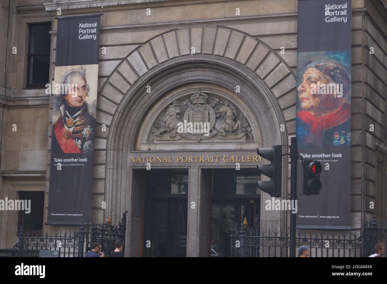 London, Großbritannien: Nahaufnahme des Haupteingangs der National Portrait Gallery Stockfoto