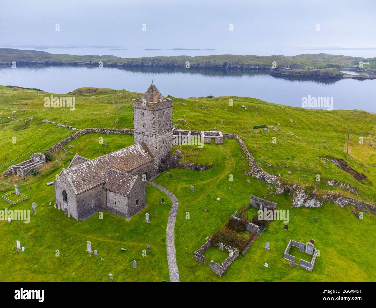 Luftaufnahme von der Drohne der St Clements Church in Rodel auf der Isle of Harris, Schottland, Großbritannien Stockfoto