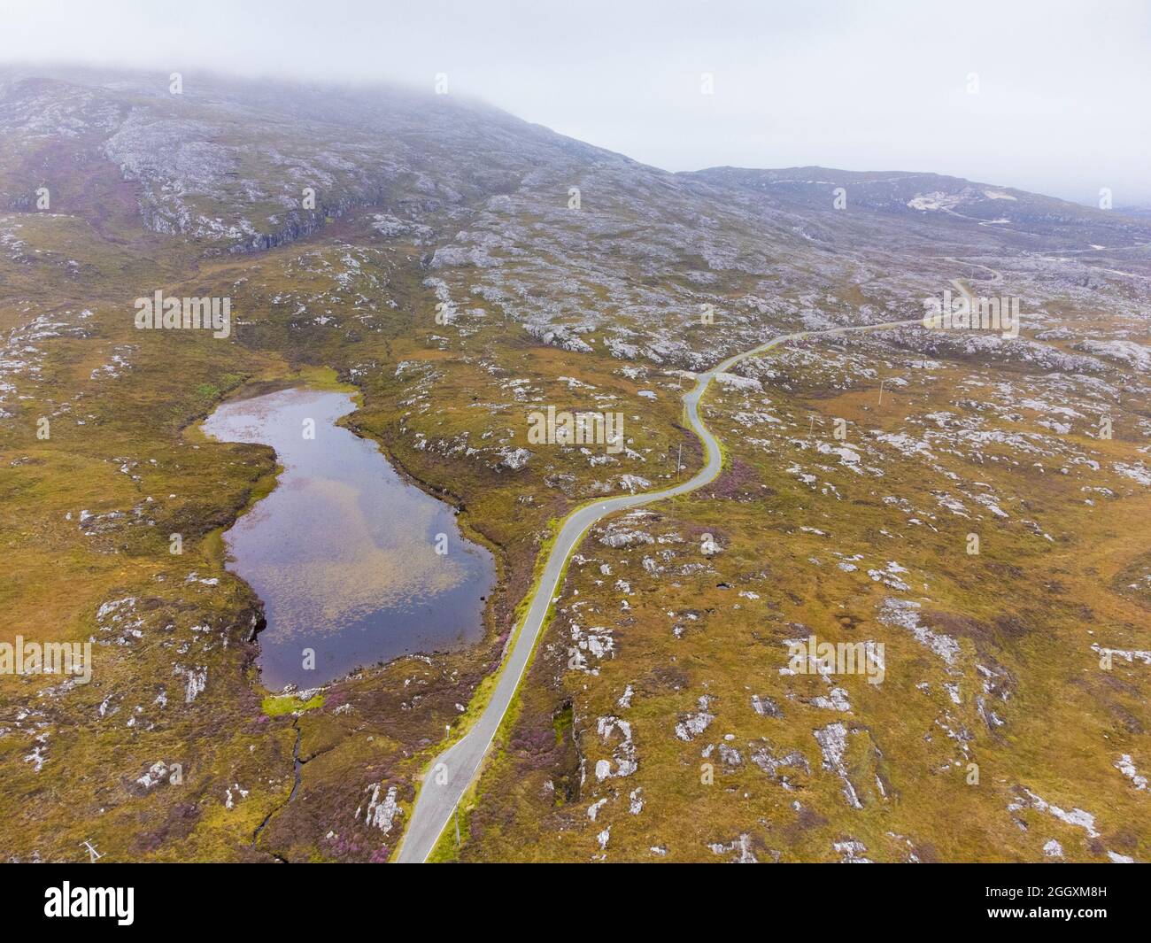 Luftaufnahme von Drohne der schmalen Straße und felsigen Landschaft an den Buchten an der Ostküste von Isle of Harris, Äußere Hebriden, Schottland, Großbritannien Stockfoto