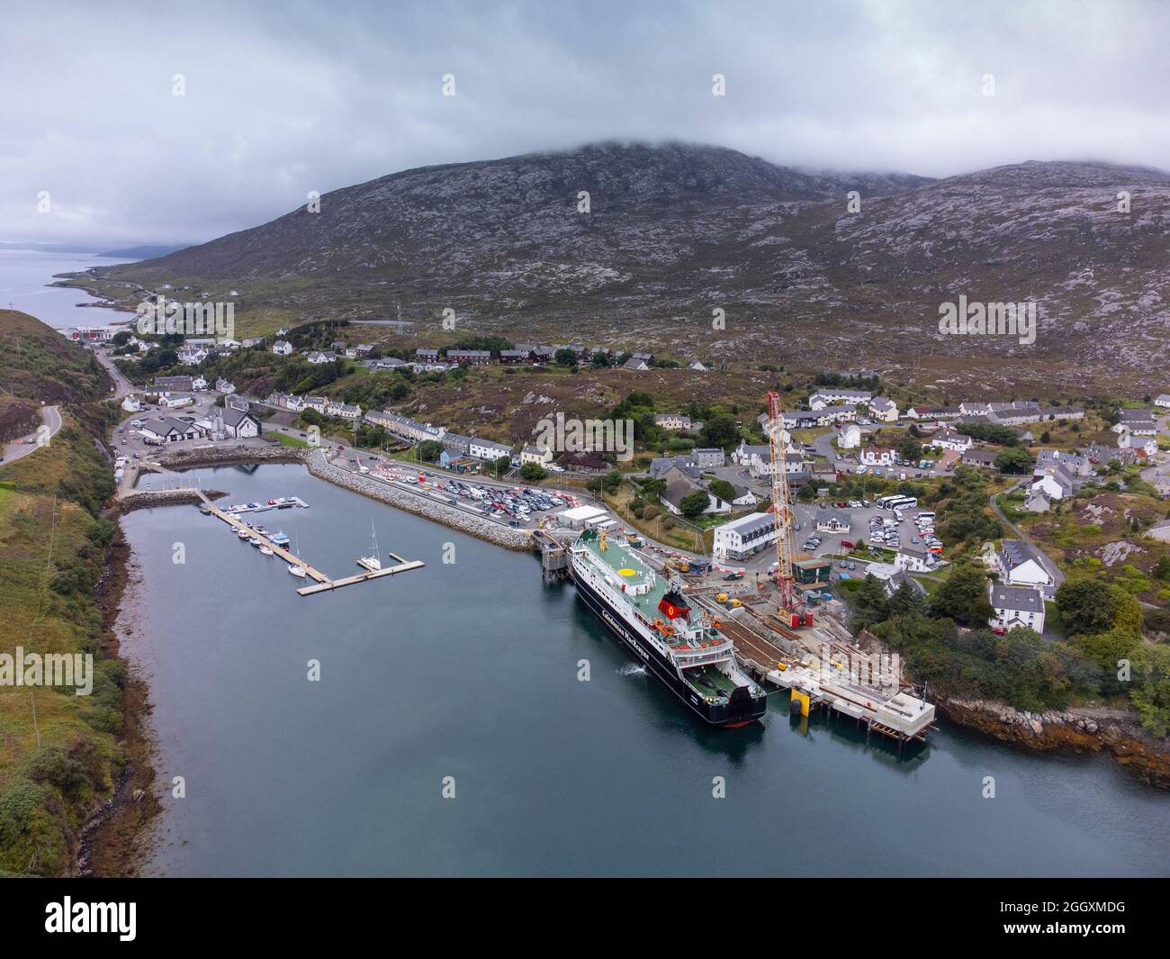 Luftaufnahme von der Drohne von Tarbert mit der MV Hebrides Calmac Fähre im Hafen auf Isle of Harris, äußere Hebriden, Schottland, Großbritannien Stockfoto