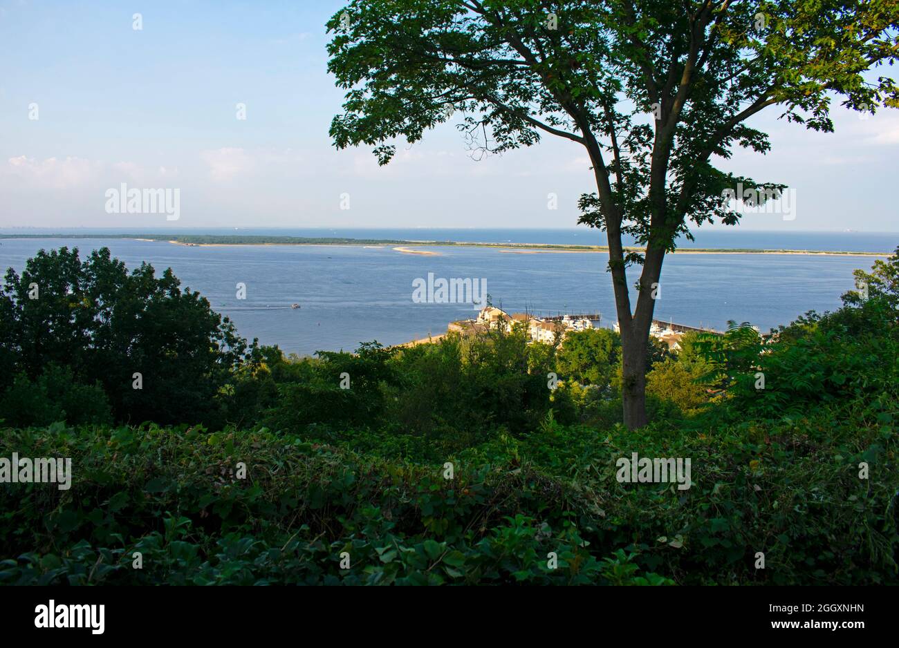 Sandy Hook Peninsula vom Mount Mitchill aus gesehen landschaftlich schöner Blick auf die Atlantic Highlands, New Jersey -02 Stockfoto