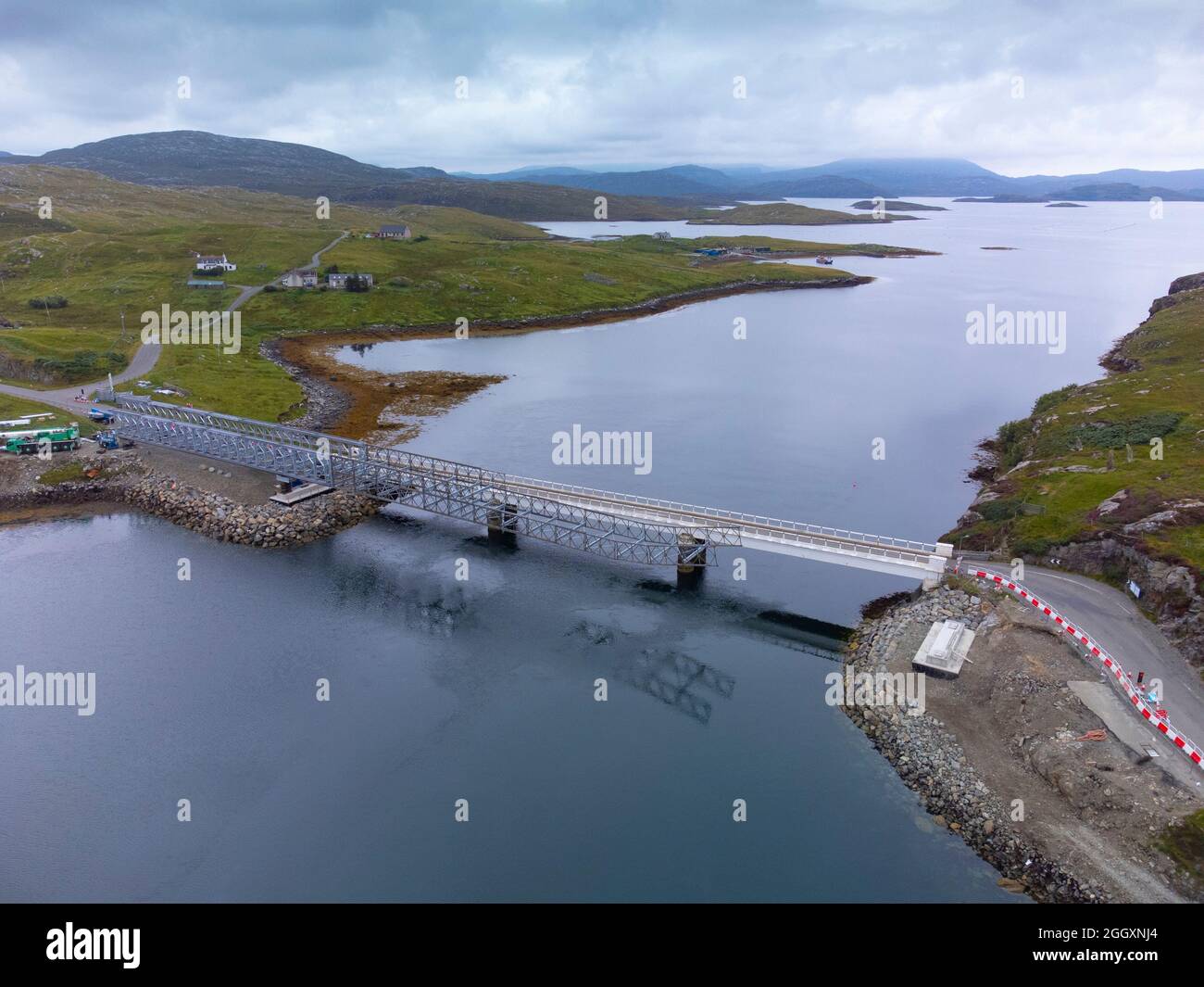 Luftaufnahme einer neuen Brücke, die im Bau ist und die Inseln Great Bernera und Lewis auf den Western Isles verbindet. Stahltraverse einspanniger Steg Stockfoto