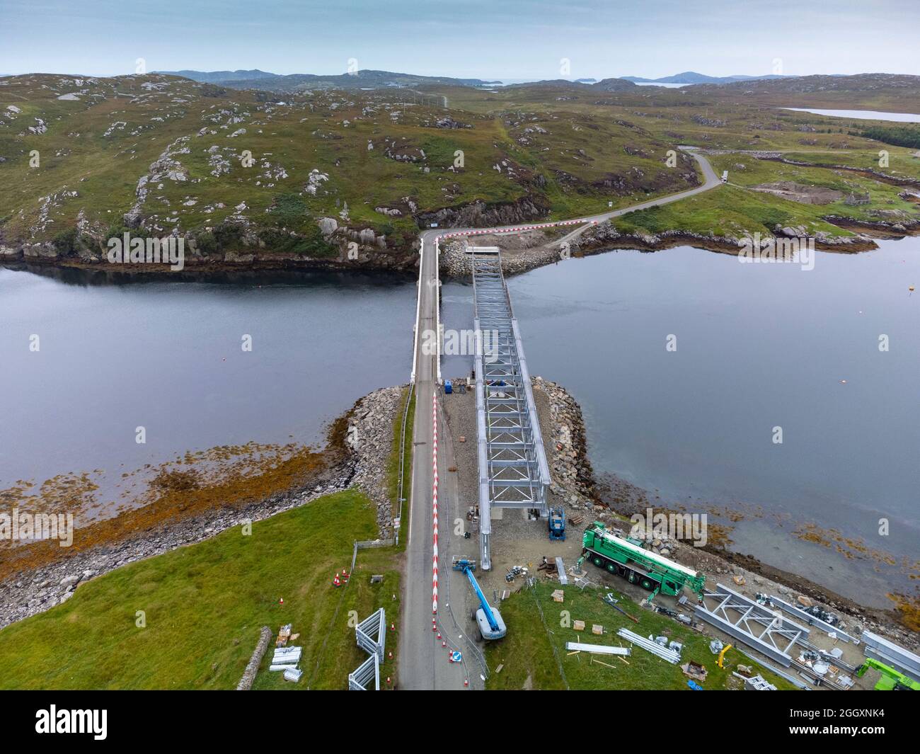 Luftaufnahme einer neuen Brücke, die im Bau ist und die Inseln Great Bernera und Lewis auf den Western Isles verbindet. Stahltraverse einspanniger Steg Stockfoto