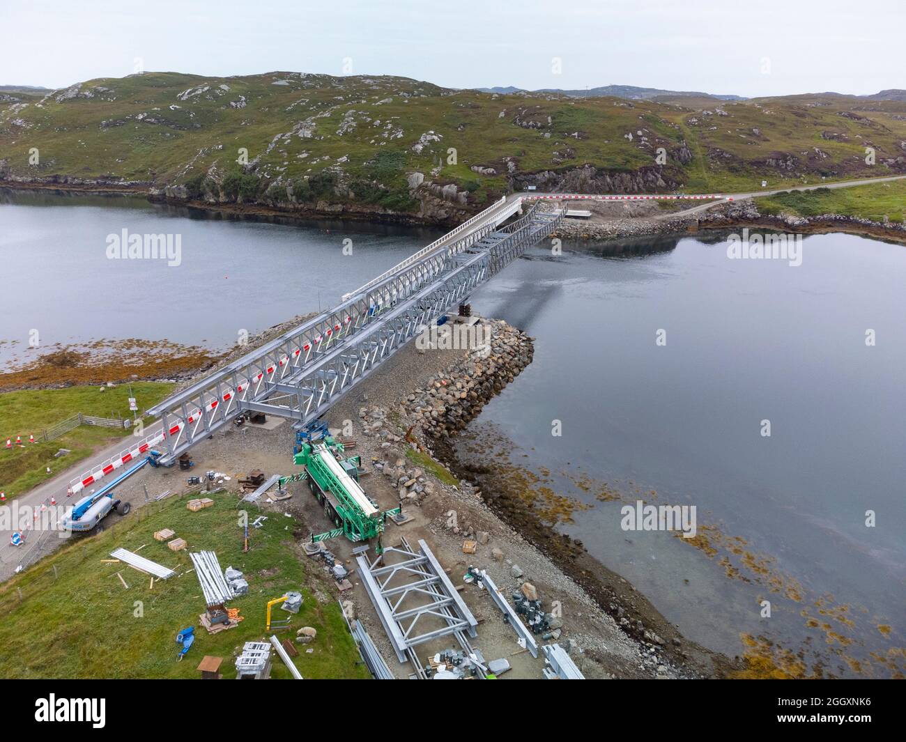 Luftaufnahme einer neuen Brücke, die im Bau ist und die Inseln Great Bernera und Lewis auf den Western Isles verbindet. Stahltraverse einspanniger Steg Stockfoto