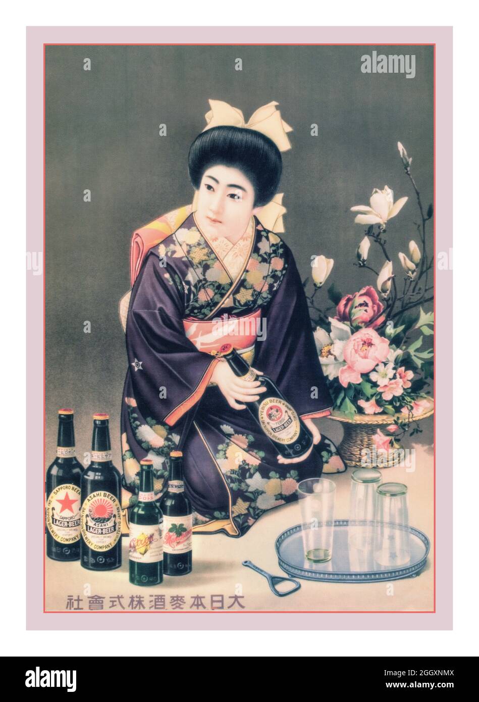Japanische Asahi Beer-Werbeplakat aus den 1920er Jahren mit einem typischen Geisha-Mädchen, das eine Flasche Bier in Japan anbietet Stockfoto