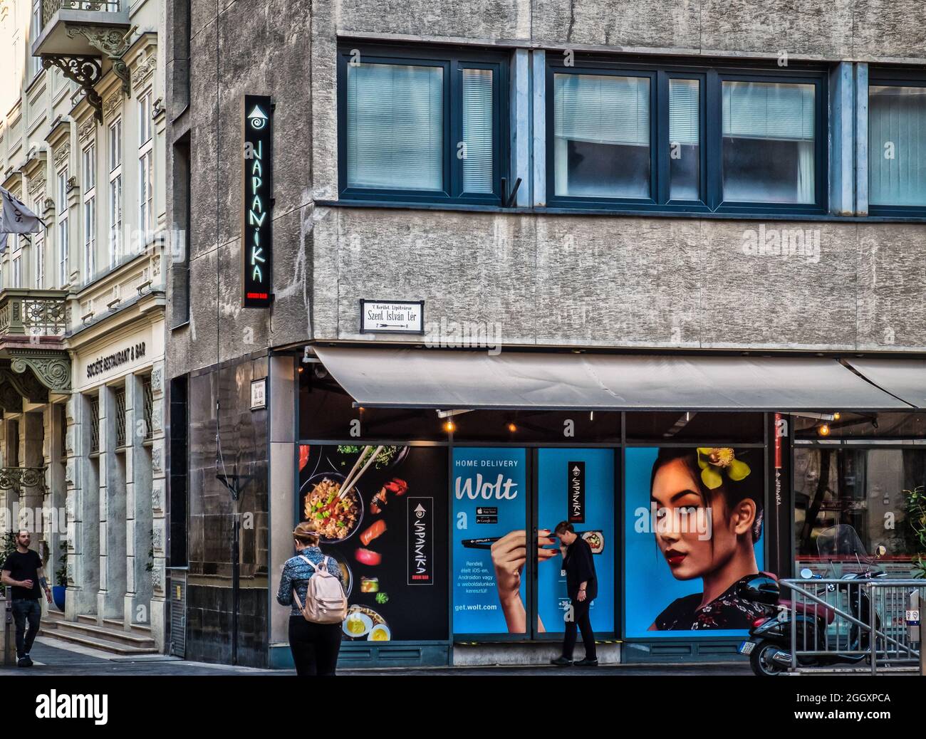 Ungarn, Budapest, März, Blick auf die japanische Fassade ein Sushi-Bar-Restaurant im 5. Bezirk Stockfoto