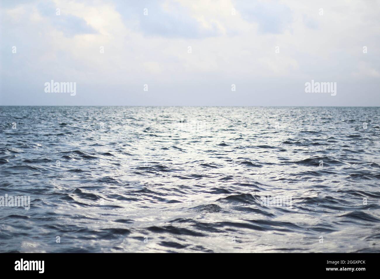 Beruhigendes, ruhiges Meer mit einem wunderschönen blauen Himmel Hintergrund. Copyspace Stockfoto