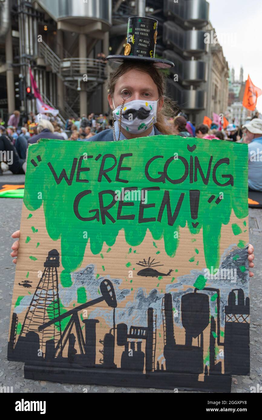 London, Großbritannien. September 2021. September 2021. London, Großbritannien. Extinction Rebellion trifft sich vor der St. Pauls Cathedral, um ein Ereignis abzuhalten, das als Flutgeld bezeichnet wird. Die Veranstaltung soll über das vergangene Jahr und die vielen Überschwemmungen nachdenken, die durch den Zusammenbruch des Klimas weltweit unschuldige Menschenleben betroffen haben. Kredit: Penelope Barritt/Alamy Live Nachrichten Stockfoto