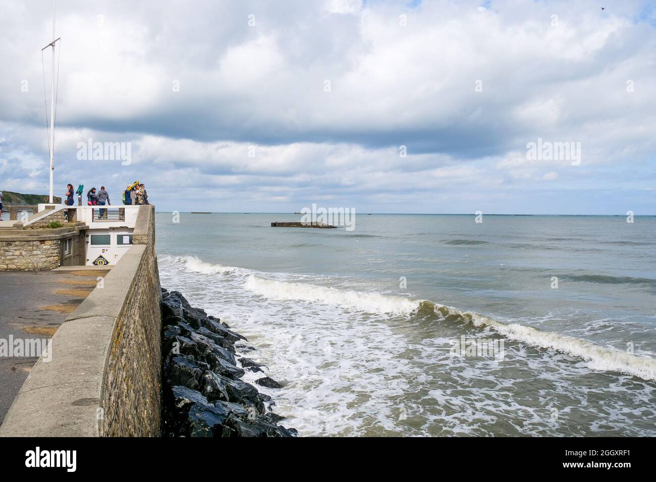 Überreste des künstlichen Hafens, der anlässlich der Landung der Alliierten am 6. Juni 1944 in Arromanche, Calvados, Region Normandie, Nordwestfrankreich errichtet wurde Stockfoto