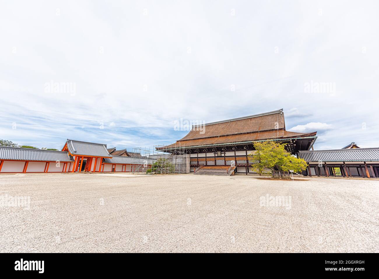 Kyoto, Japan, Weitwinkelansicht der Fassade des roten Tores und des Innenhofs im Kaiserpalast mit Bauarbeiten an der Gartenstraße Stockfoto