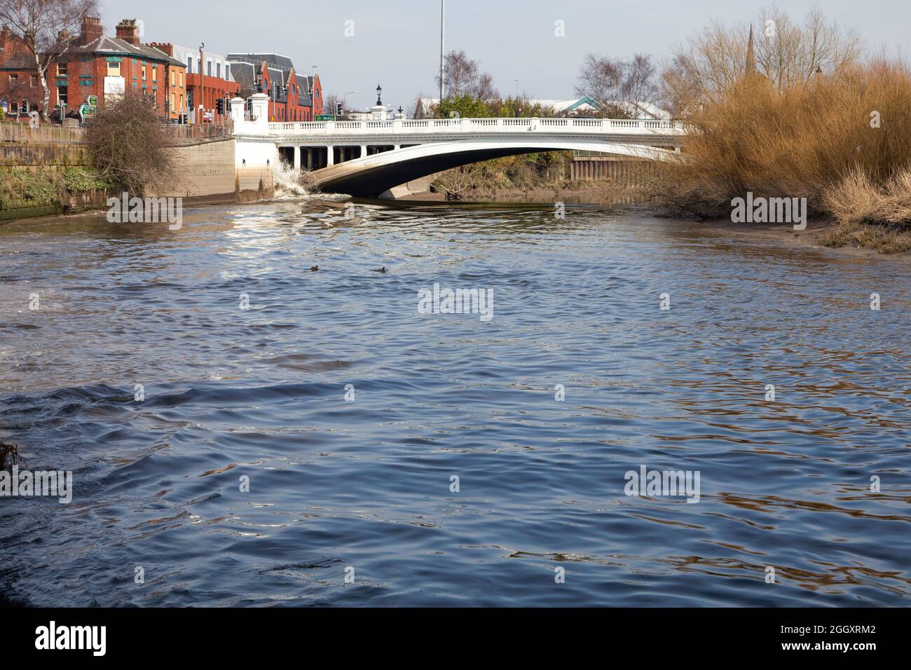 Die Mersey Tidal Bore am Bridge Foot in der Nähe des Stadtzentrums von Warrington Stockfoto