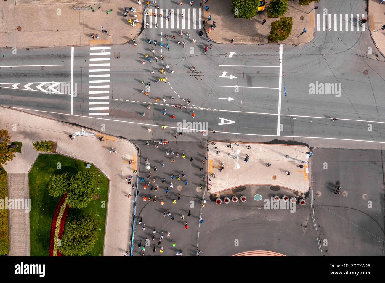 Luftaufnahme der Menschen, die Marathon laufen. Stockfoto