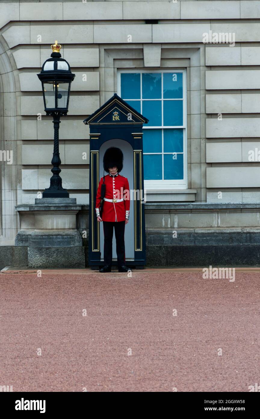 Wachmann im Buckingham Palace in London Stockfoto