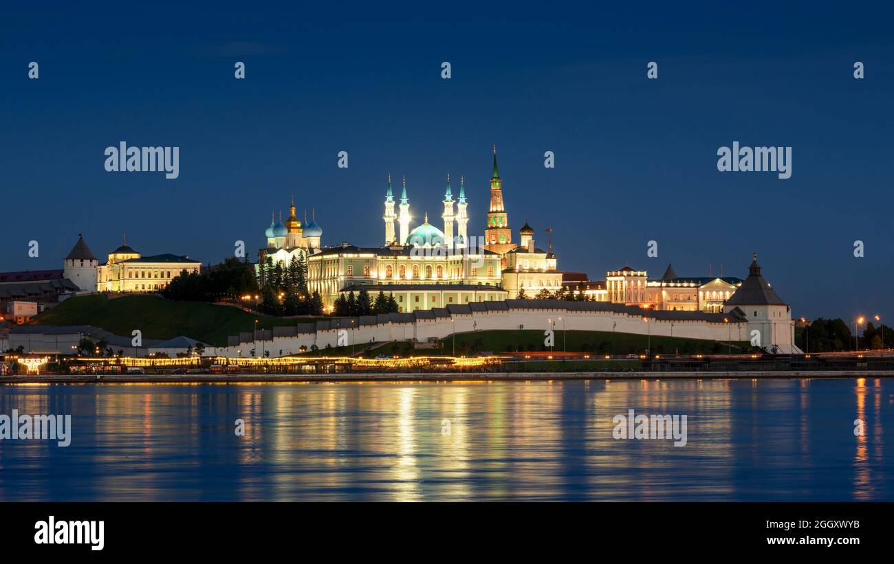 Kasan Kreml in der Nacht, Tatarstan, Russland. Es ist das Wahrzeichen von Kazan. Panorama der weißen Festung und ihrer Wahrzeichen in der Abenddämmerung. Blick auf historische Archi Stockfoto