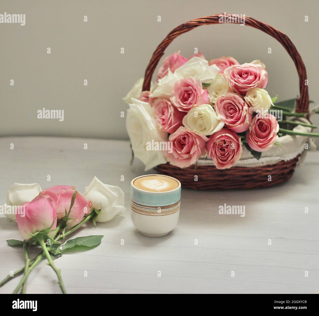 Kaffee mit Blumen Stockfoto