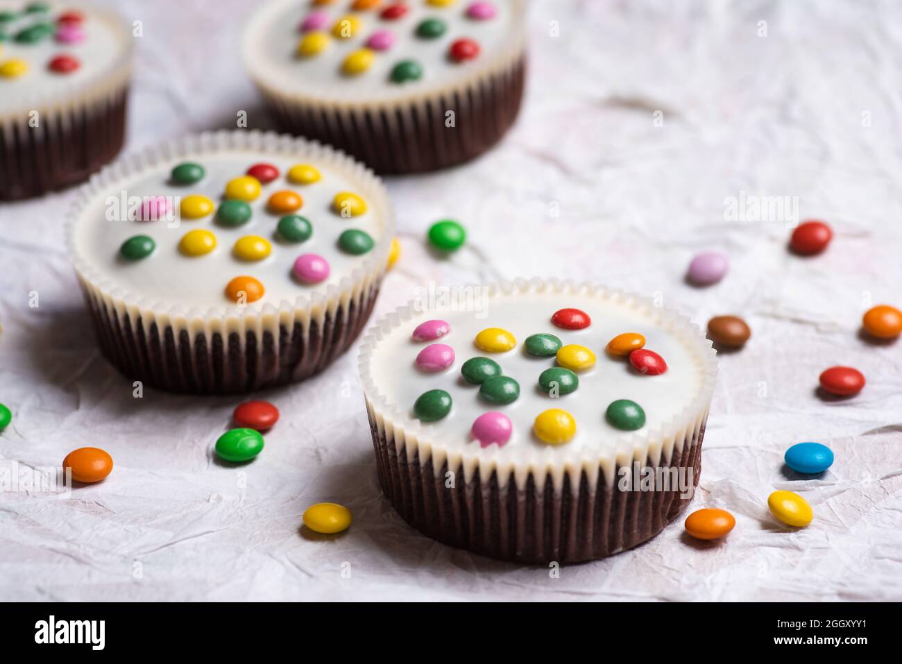 Süße Muffins mit weißer Schokolade und Bonbonbonbonbonbonbonbonbonbonbonbonbonbonbonbonbonbonbonbonbonbonbonbonbonbonbonbonbonbon Stockfoto
