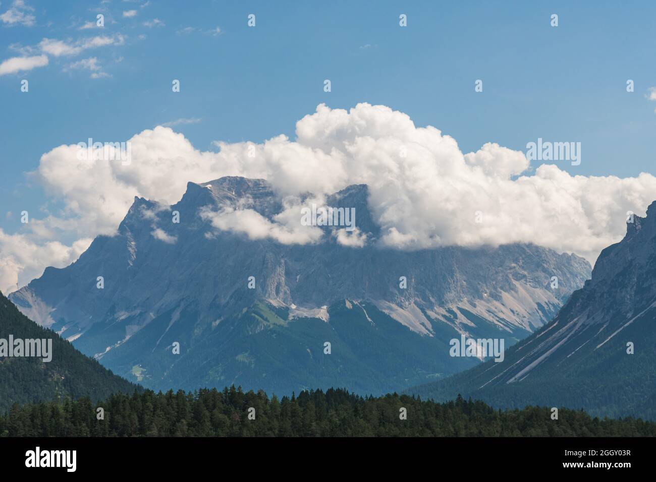 Blick auf Deutschlands höchsten Berg Zugspitze vom Aussichtspunkt am Blindsee Stockfoto