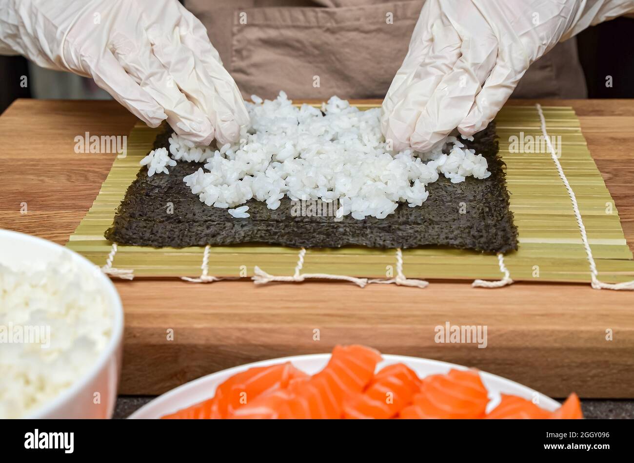 Der Prozess der Herstellung von Sushi und Brötchen, Draufsicht, Reis für Sushi. Stockfoto