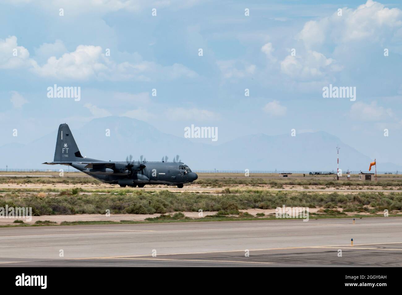 Die Luftbesatzung der US-Luftwaffe vom 71. Rettungsgeschwader, Moody Air Force Base, Georgia, trifft am 29. August 2021 mit Mitgliedern des 822. Base Defence Squadron auf der Holloman Air Force Base, New Mexico, ein. Die 822. BDS wurden beauftragt, eine verbesserte Sicherheitspräsenz auf der Holloman AFB zur Unterstützung der Task Force – Holloman bereitzustellen. Das Verteidigungsministerium stellt über das US-Nordkommando und zur Unterstützung des Heimatschutzministeriums Transport, vorübergehende Unterbringung, medizinische Vorsorgeuntersuchungen und allgemeine Unterstützung für mindestens 50,000 afghanische Evakuierte in geeigneten Einrichtungen, dauerhaft oder vorübergehend, bereit Stockfoto
