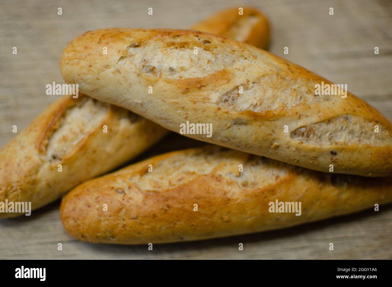 Frisches Brot auf Eiche Schneidebrett. Stockfoto