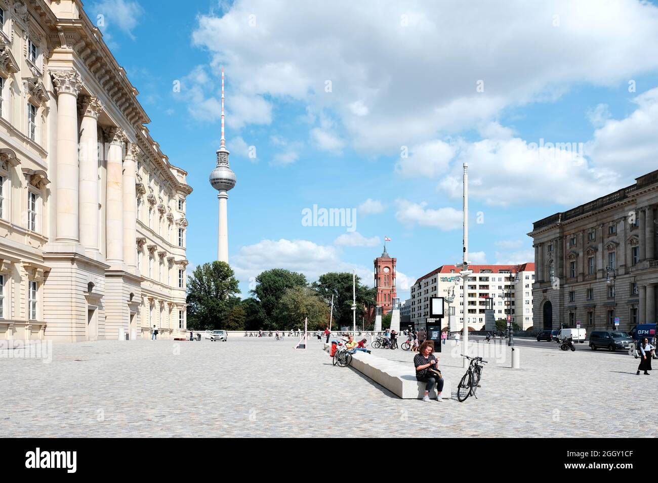 Berlin, 24. August 2021, Panoramablick vom Berliner Schloss auf den Alexanderplatz mit Fernsehturm, rotem Rathaus und Hanns Eisler Musikakademie Stockfoto