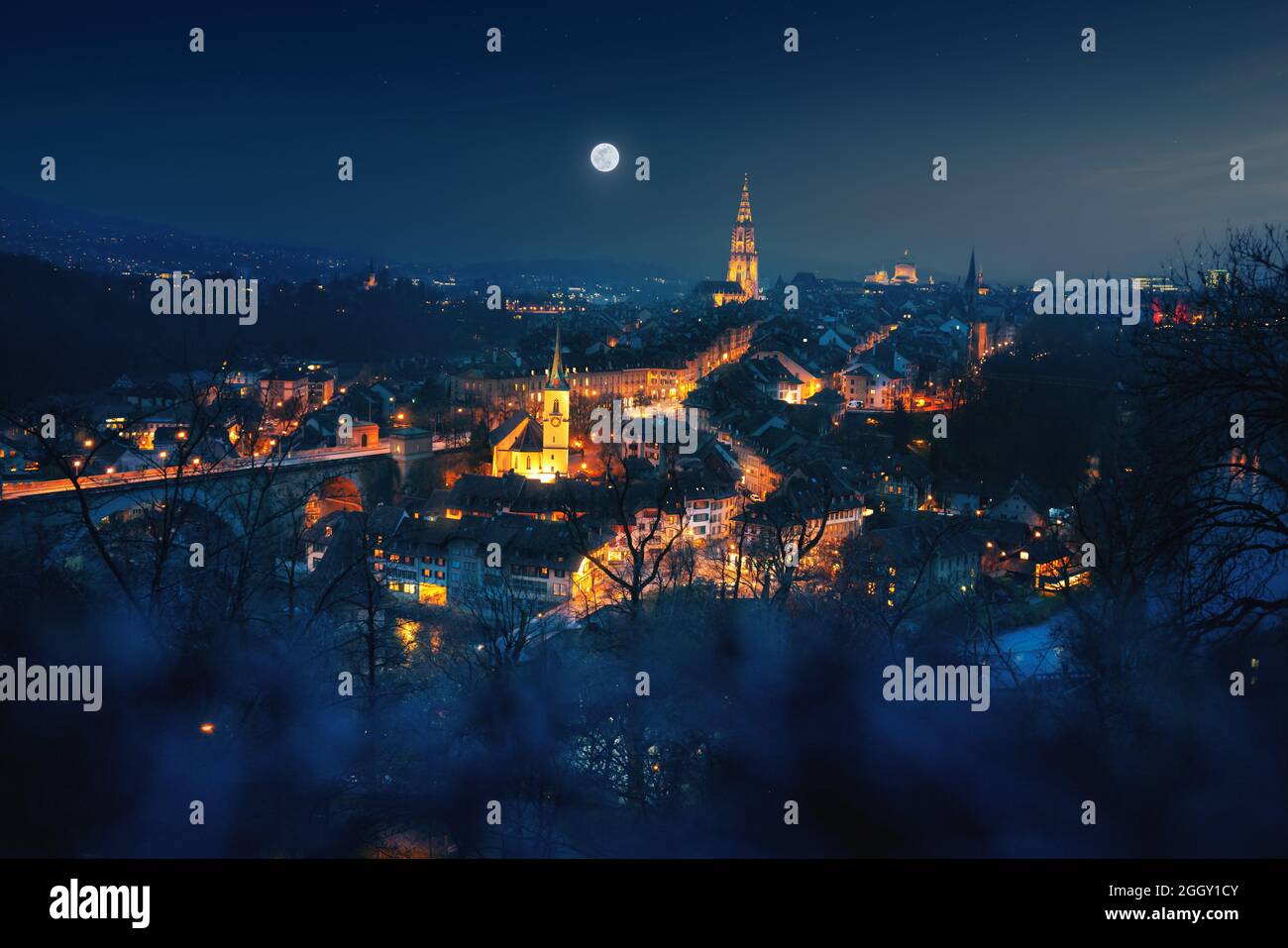 Beleuchtete Ansicht der Berner Skyline bei Nacht mit Vollmond - Bern, Schweiz Stockfoto