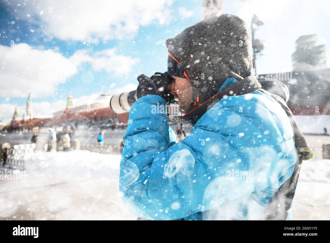 Reise. Ein Tourist mit einer Kamera macht Fotos von schönen Orten. Stockfoto