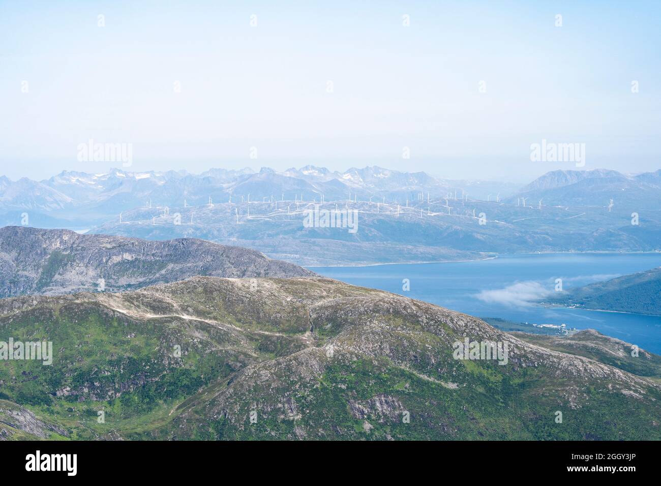 Bild eines neuen Windparks außerhalb der Stadt Tromsø in Norwegen. Stockfoto