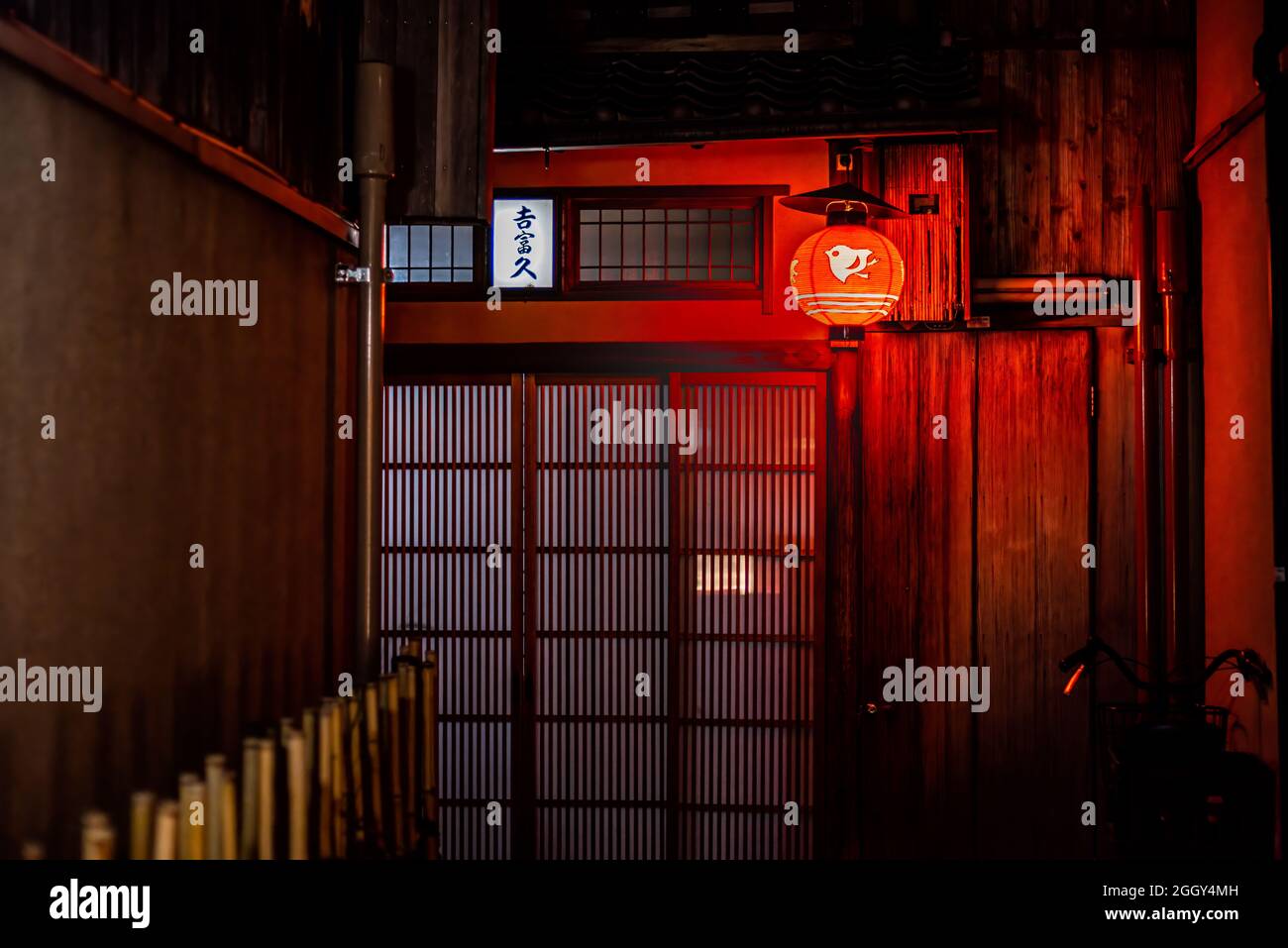 Kyoto, Japan - 16. April 2019: Nachtabend in der engen Straße der Pontocho-Gasse mit traditioneller roter Papierlaterne auf dem Restaurant und Fischsymbol-Restaurant Stockfoto