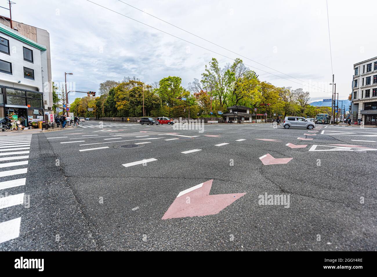 Kyoto, Japan - 16. April 2019: Kreuzung Crosswalk Verkehr in der Nähe des Kaiserpalastes und Nijo Schloss von McDonald's Fast-Food-Restaurant Weitwinkel-Ansicht Stockfoto