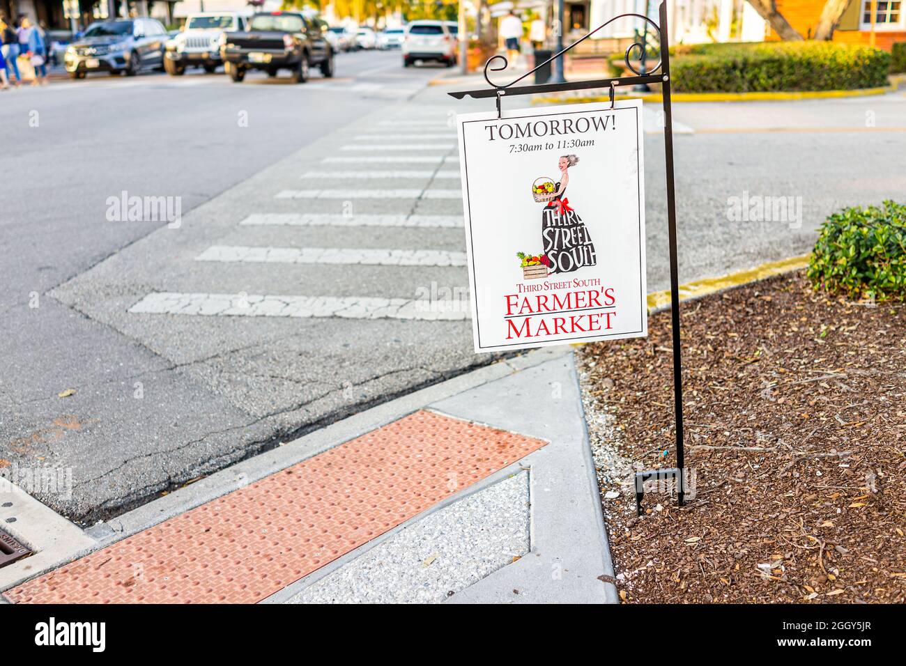 Naples, USA - 29. Januar 2021: Straßenschild für den Third Street South Farmer's Market, der lokale frische Produkte in der Innenstadt im tropischen Klima verkauft Stockfoto