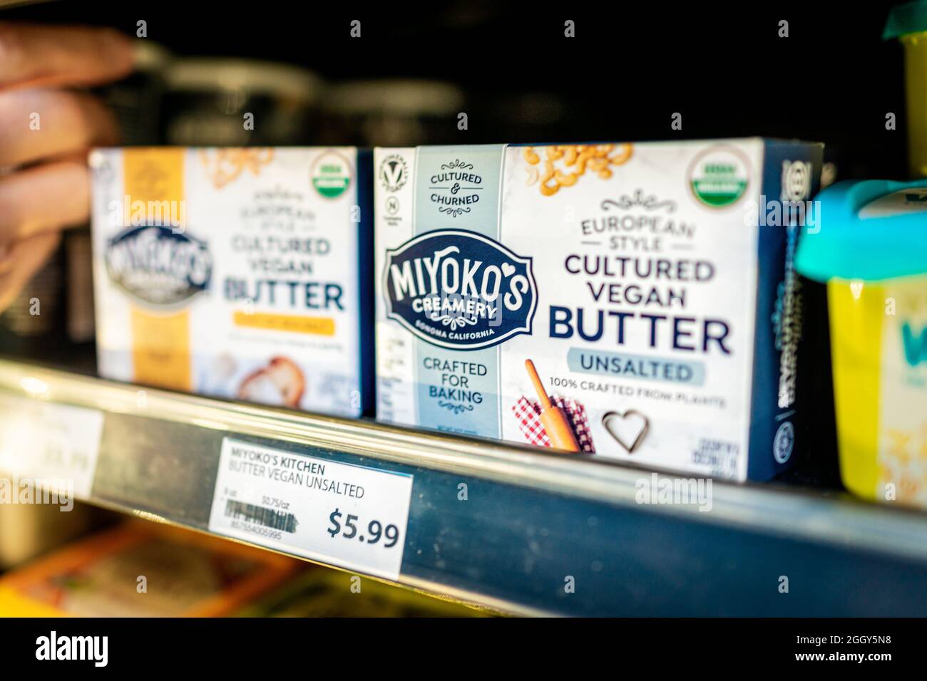 Herndon, USA - 25. März 2021: Nahaufnahme von veganen Lebensmitteln, verpackt in Miyoko's ungesalzener Butter aus europäischer Kultur, verteilt auf Supermarke im Lebensmittelgeschäft Stockfoto