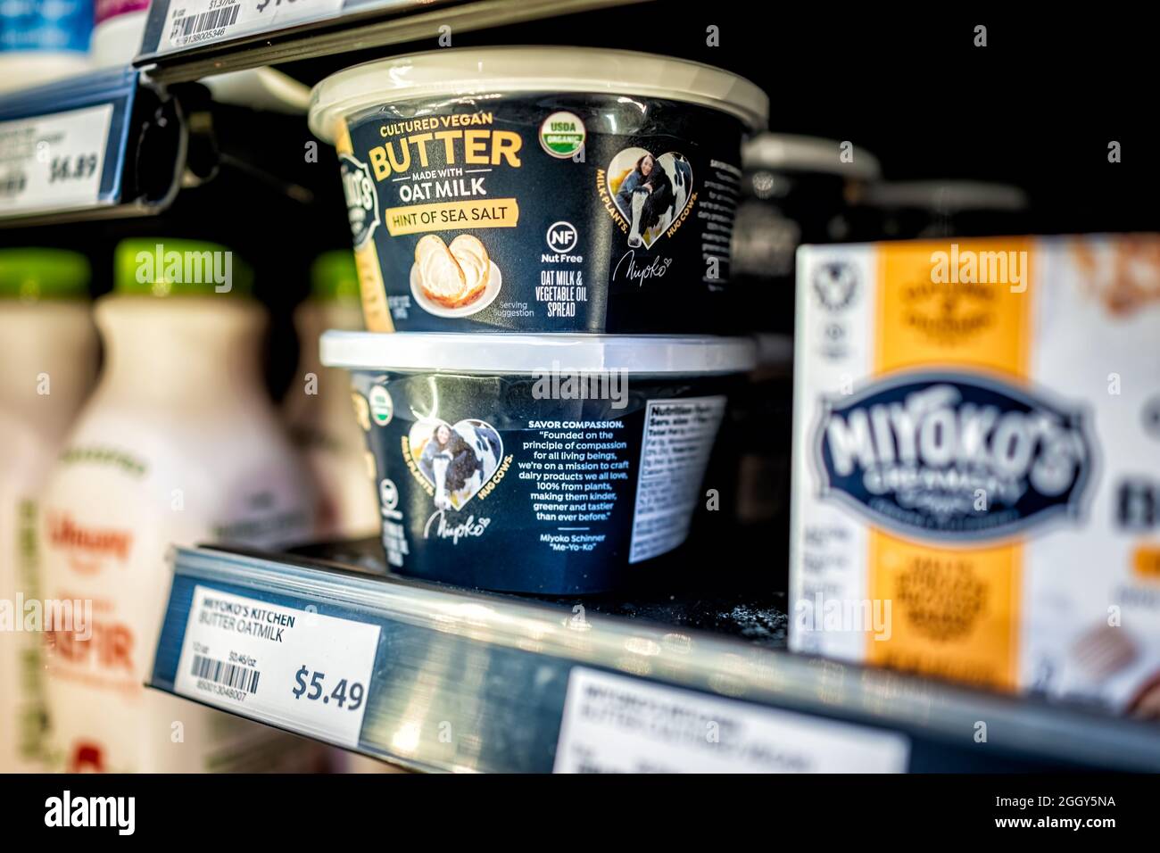 Herndon, USA - 25. März 2021: Nahaufnahme von Hand halten vegane Lebensmittel verpackt Miyoko's Meersalz kultivierte Butter aus Hafermilch, nussfreie Gemüse sp Stockfoto