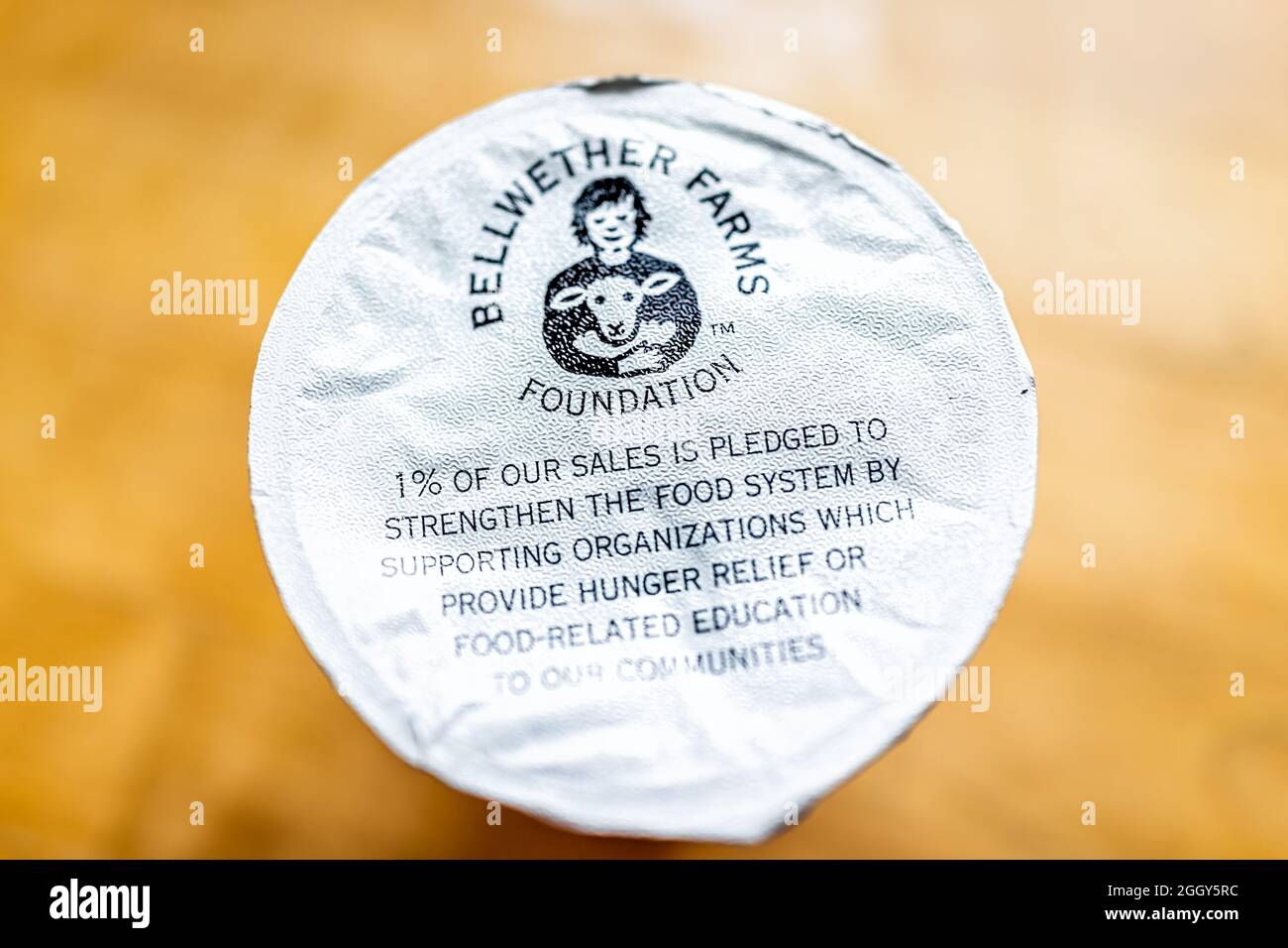 Herndon, USA - 25. März 2021: Nahaufnahme von bellwether Farms Pack Behälter mit Bio-Vollmilchjoghurt auf Holztisch mit 1% Verpfändung zum Verkauf Stockfoto