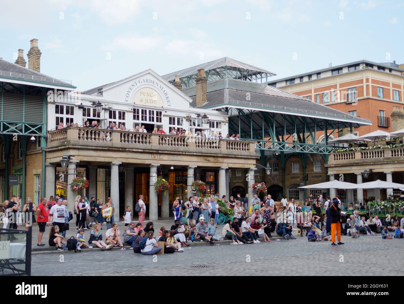 London, Greater London, England, August 24 2021: Menschenmassen vor dem Markt und dem Punch and Judy Pub in Covent Garden. Stockfoto