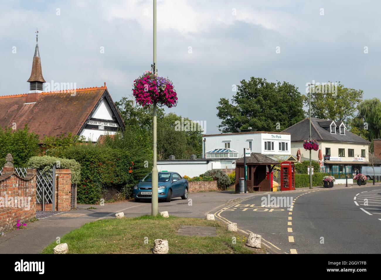 Chobham Village Hall und Blick auf Station Road, Chobham, Surrey, England, Großbritannien Stockfoto