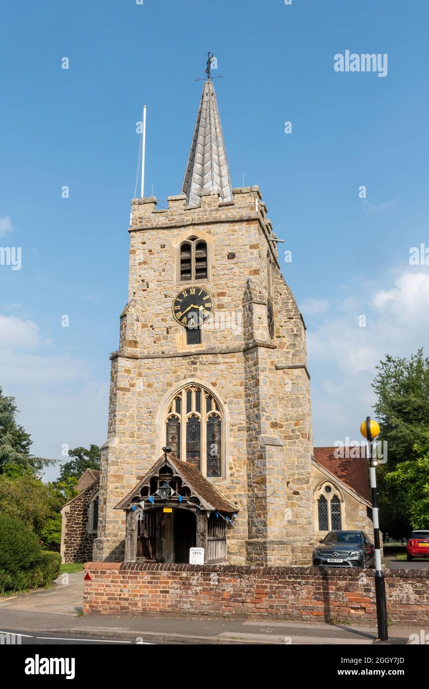 St. Lawrence Church in der Hauptstraße in Chobham Village, Surrey, England, Großbritannien Stockfoto