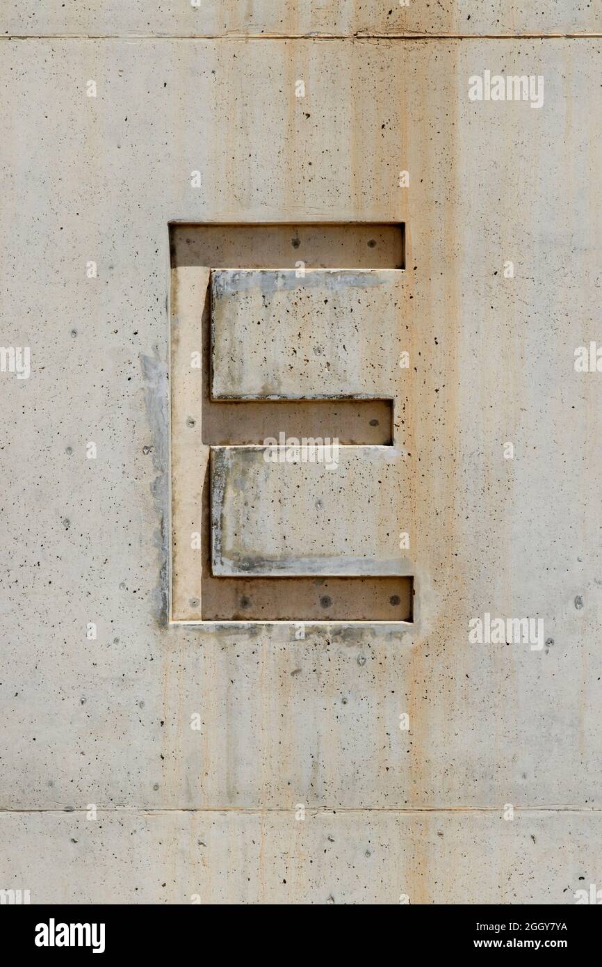 Der Großbuchstabe E wurde in Beton gemeißelt Stockfoto