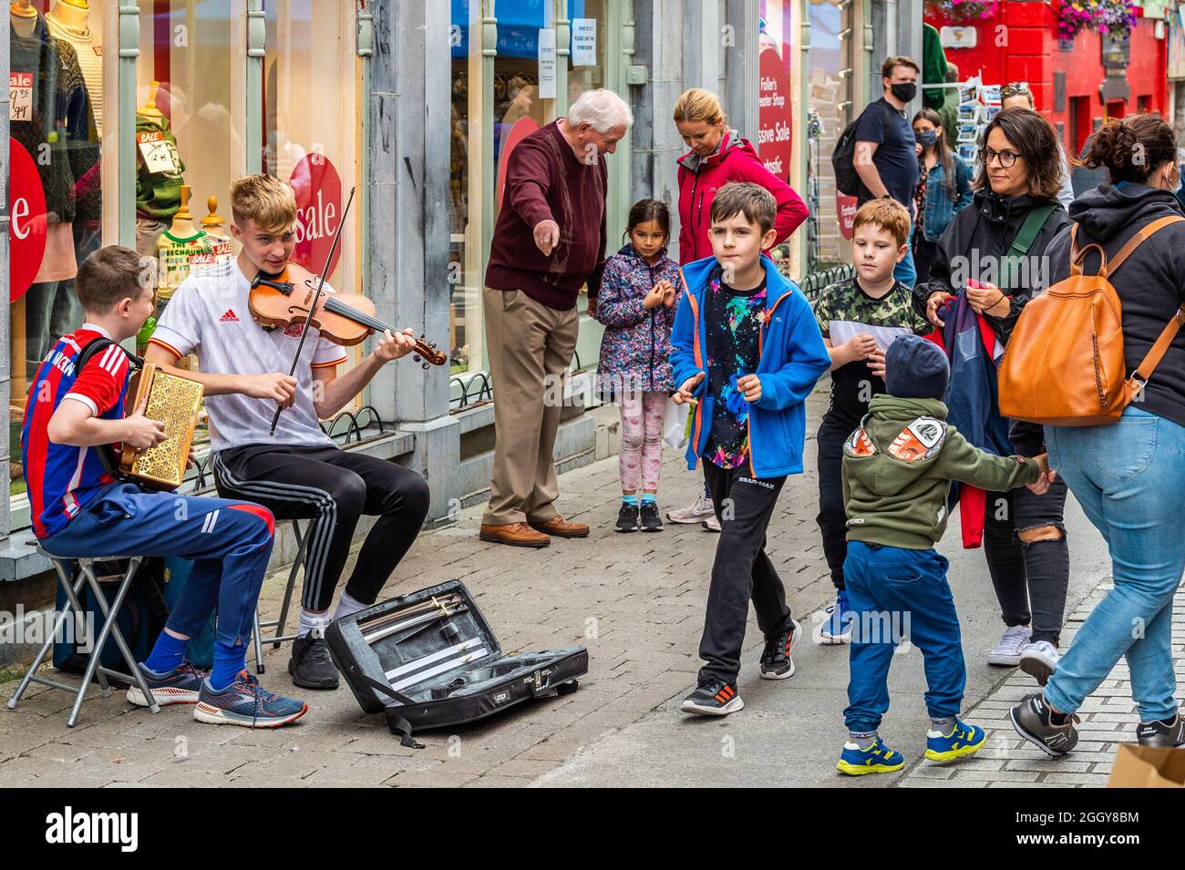 Straßenmusiker spielen in Galway, County Galway, Irland. Stockfoto