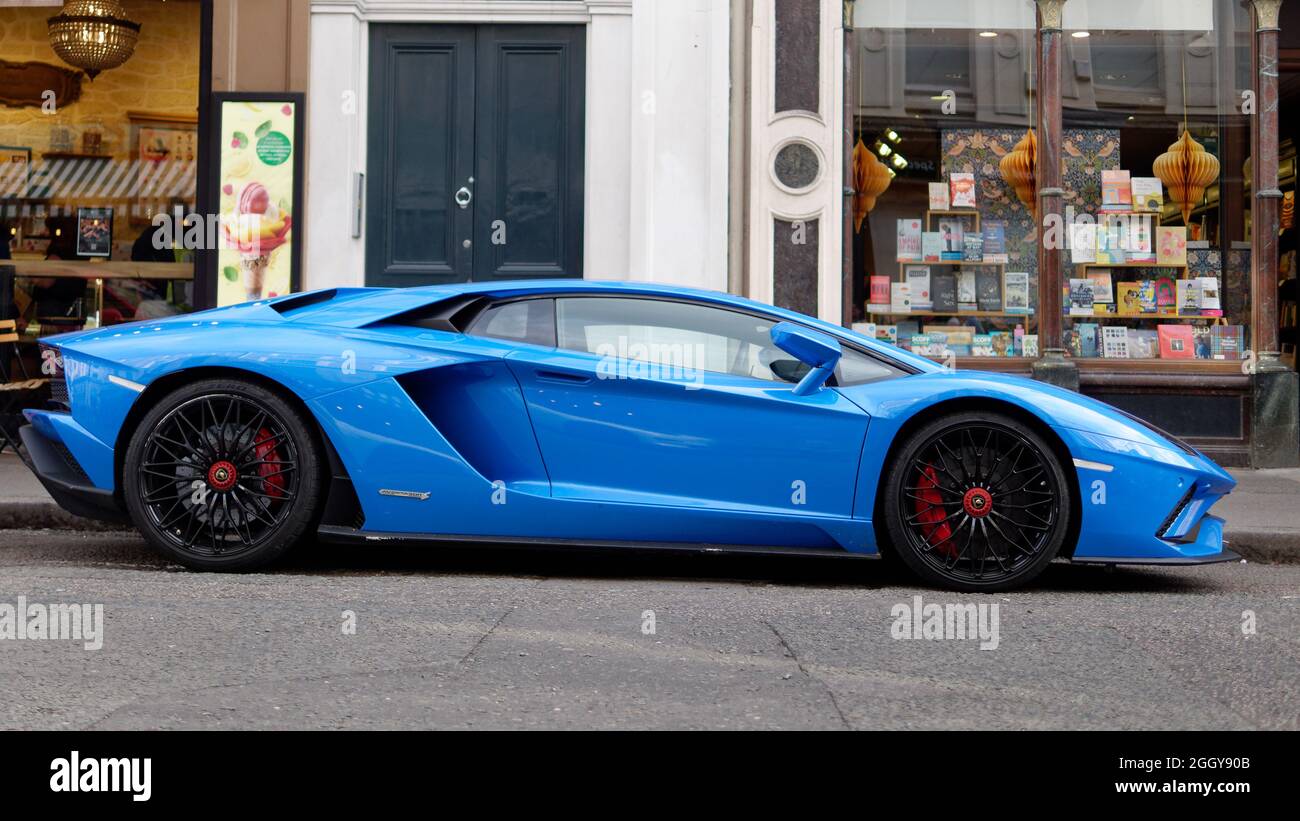 London, Greater London, England, August 24 2021: Blauer Lamborghini Aventador-Sportwagen mit schwarzen Rädern vor einem Buchladen. Stockfoto