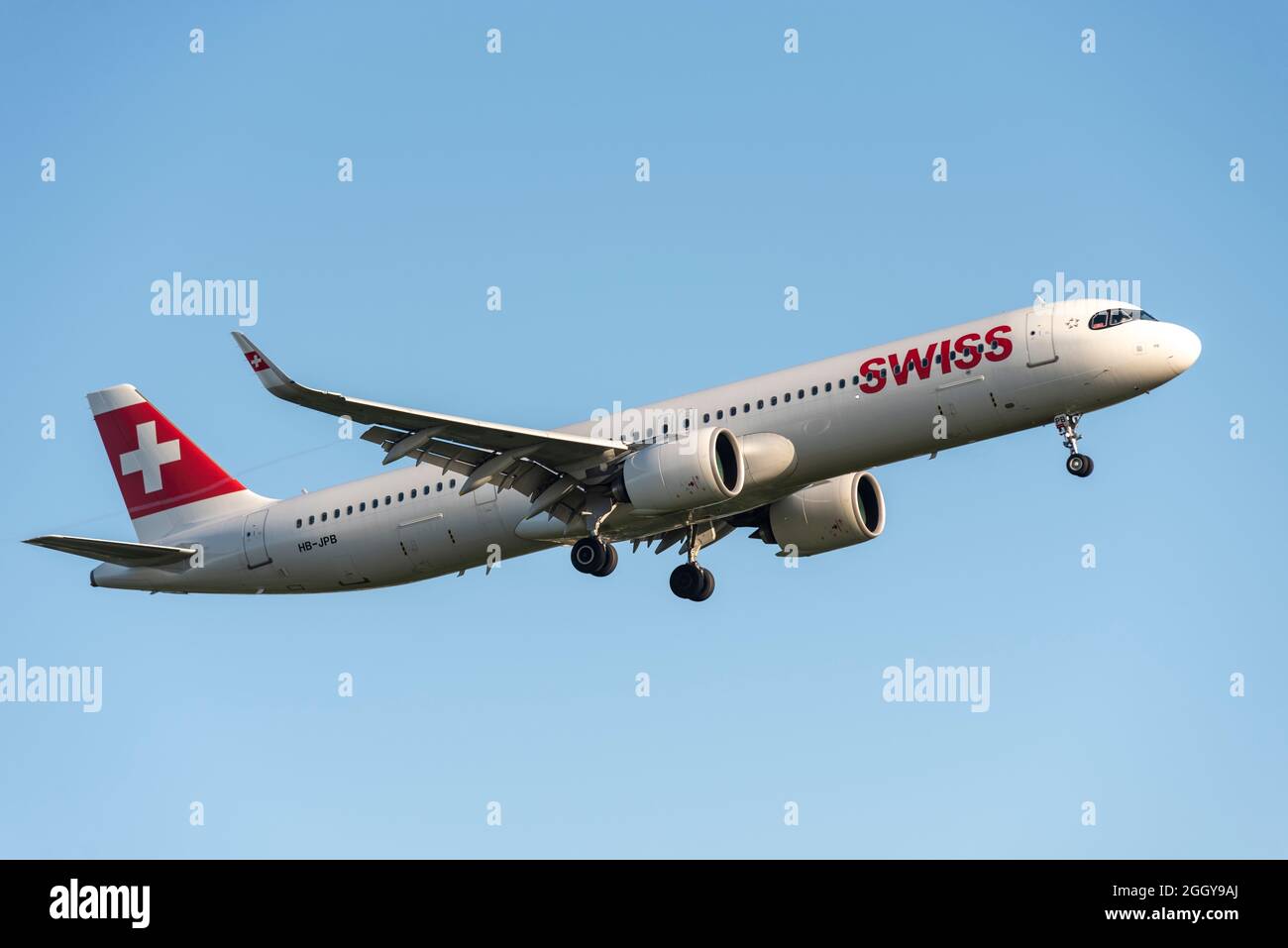 Swiss International Air Lines Airbus A321 Airliner-Düsenflugzeug HB-JPB landet am Flughafen London Heathrow, Großbritannien, in blauem Himmel. Airbus A321NEO Stockfoto