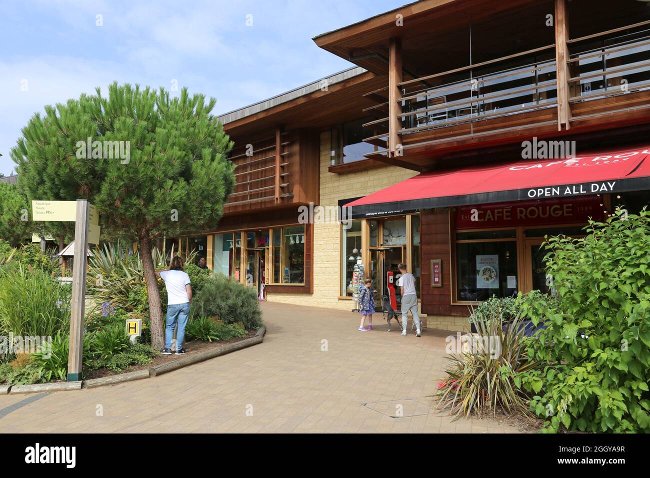 Dorfplatz, Center Parcs Woburn Wald, Fordfield Road, Bedford, Bedfordshire, England, Großbritannien, USA, UK, Europa Stockfoto