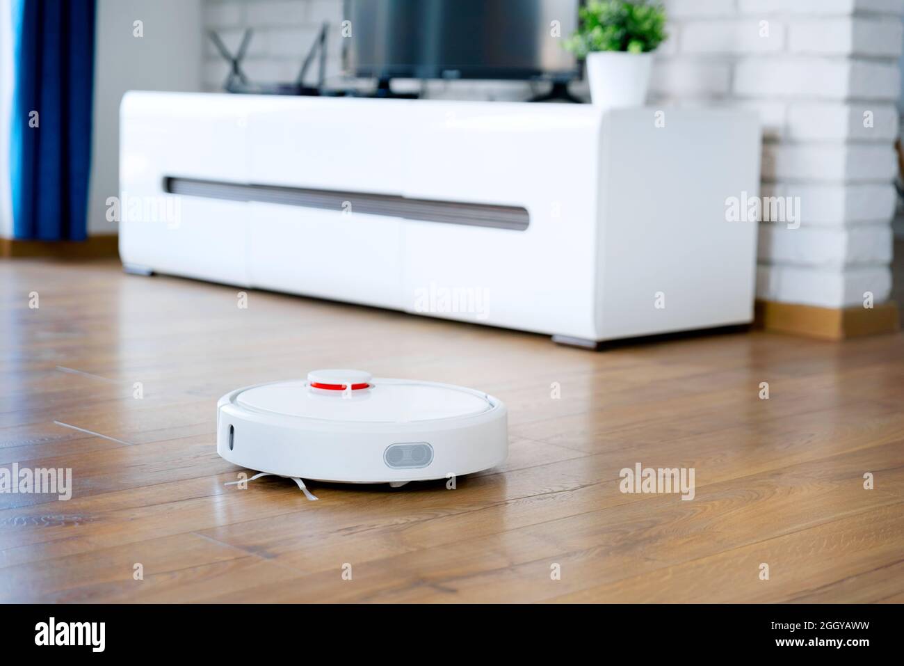 Roboter-Staubsauger, der den Raum reinigt. Smart Home-Konzept Stockfoto