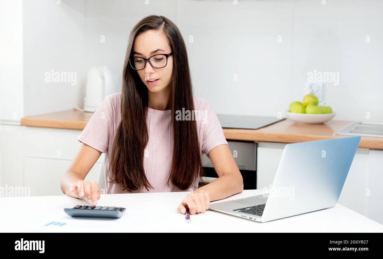 Frau, die mit dem Rechner arbeitet. Buchführung, Haushaltsfinanzen Konzept Stockfoto
