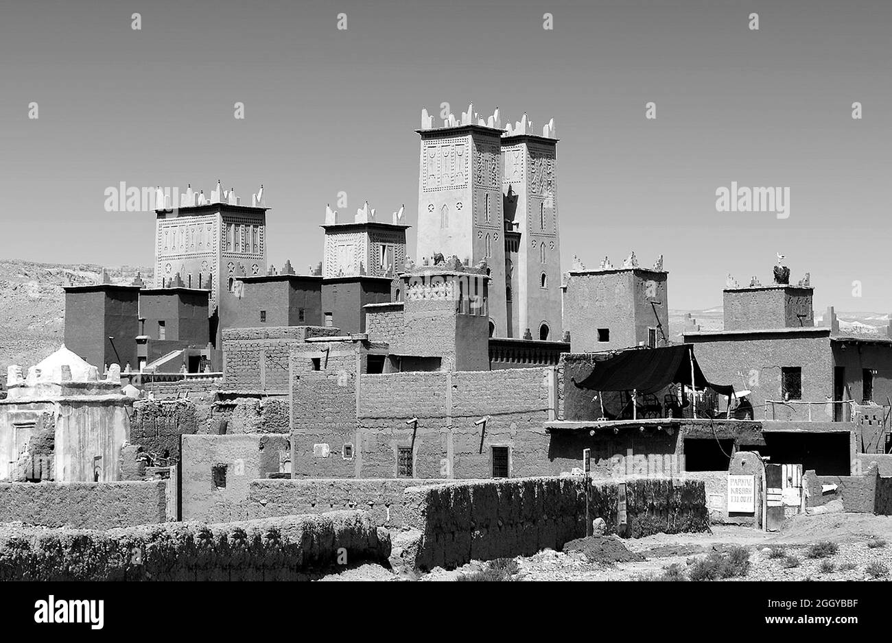 Störche Kasbah von Ouarzazate in Marokko in schwarz und weiß Stockfoto