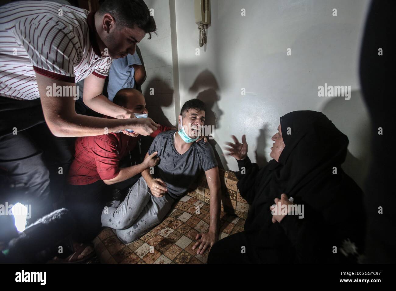 Gaza, Palästina. September 2021. Ein Bruder von Ahmad Saleh weint während der Beerdigung im Flüchtlingslager Jabaliya im nördlichen Gazastreifen. Begräbnis des 26-jährigen Ahmad Saleh, der am Donnerstag während eines Protestes entlang der israelischen Grenze durch einen israelischen Schusswechsel getötet wurde, trauerte während seiner Beerdigung im Flüchtlingslager Jabaliya um seinen Leichnam. Kredit: SOPA Images Limited/Alamy Live Nachrichten Stockfoto