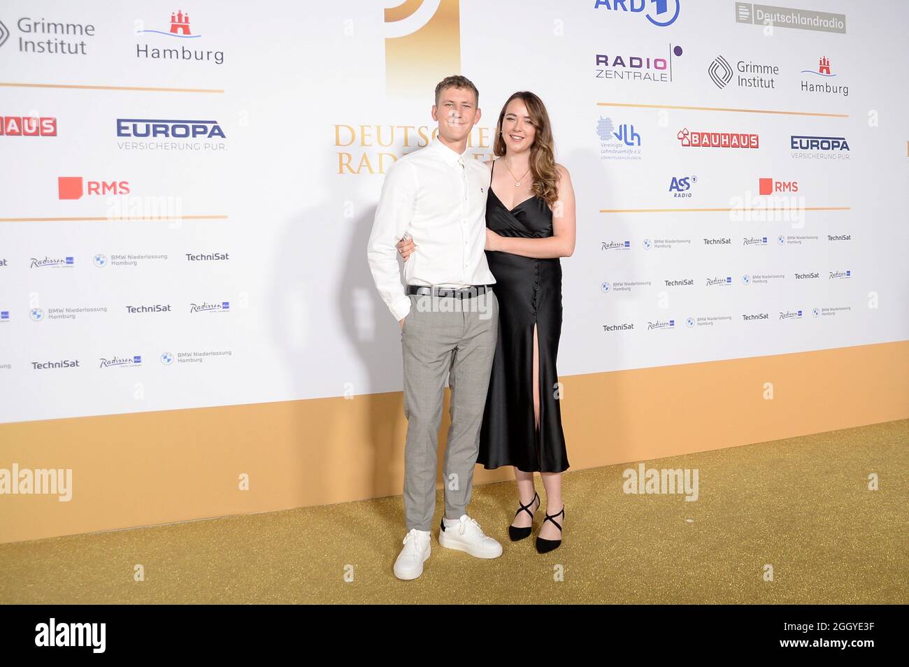 Hamburg der 02.09.2021 - Nathan Evans mit seiner Ehefrau Holly Evans bei der Verleihung des Deutschen Radiopreises 2021 in Hamburg auf dem goldenen Teppich. Stockfoto