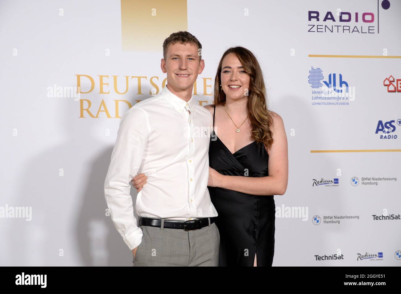 Hamburg der 02.09.2021 - Nathan Evans mit seiner Ehefrau Holly Evans bei der Verleihung des Deutschen Radiopreises 2021 in Hamburg auf dem goldenen Teppich. Stockfoto