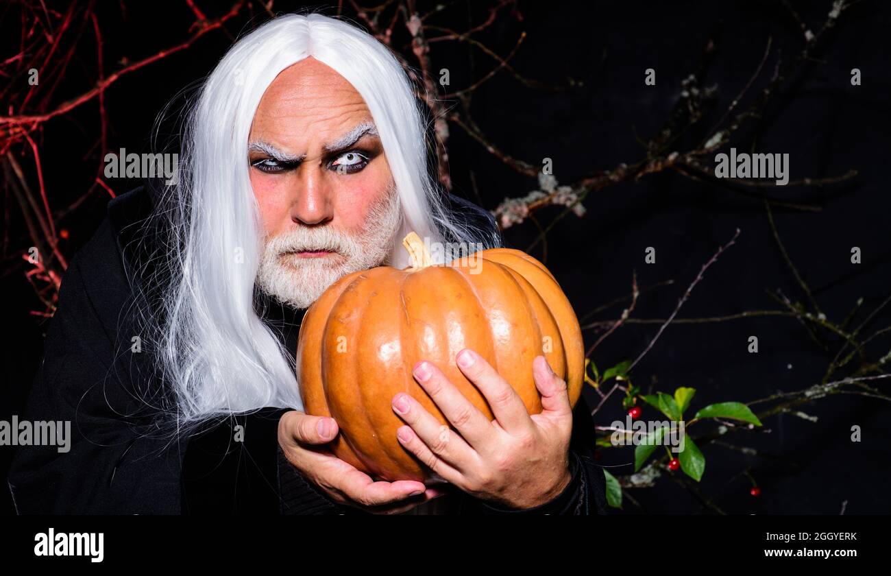 Fantasy Horror Halloween. Unheimlicher Mann mit Kürbis. Jack-o-Laterne. Hübscher Mann in Feiertagskostüm. Stockfoto